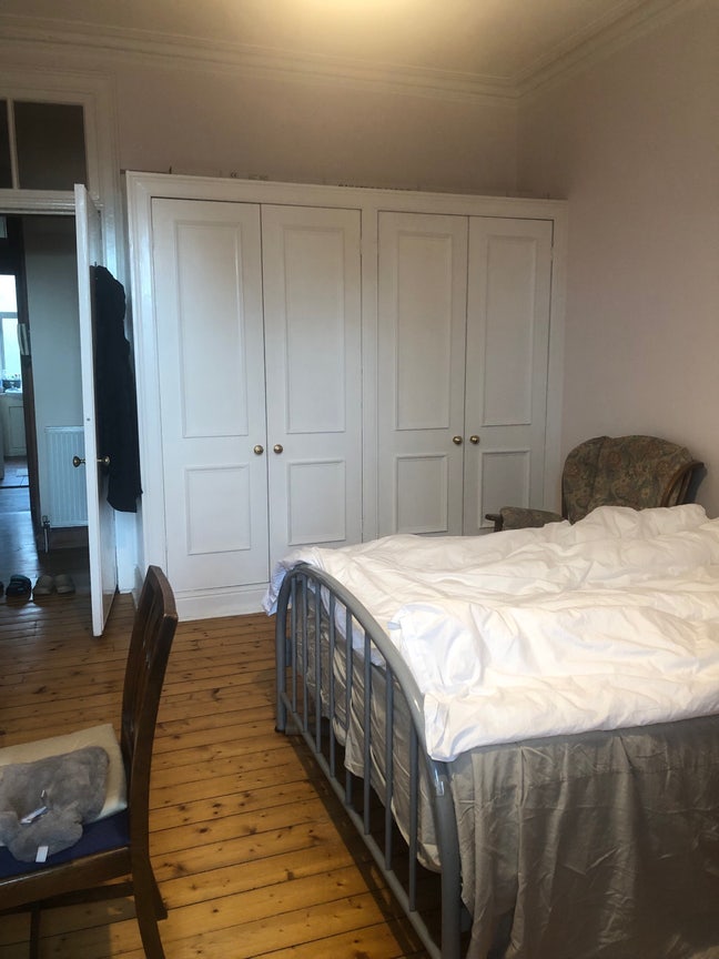 Double bedroom in a cozy flat Main Photo