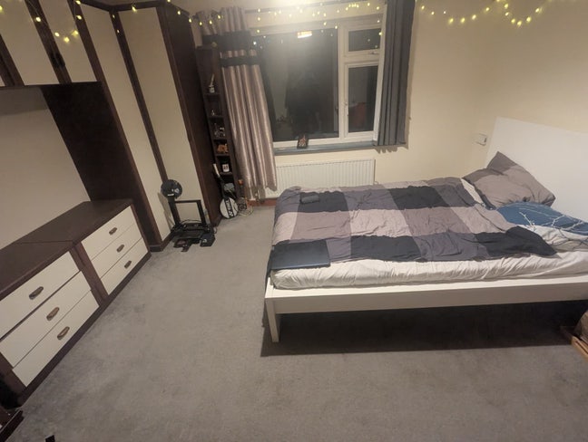 Dual aspect large room off Newmarket Road  Main Photo