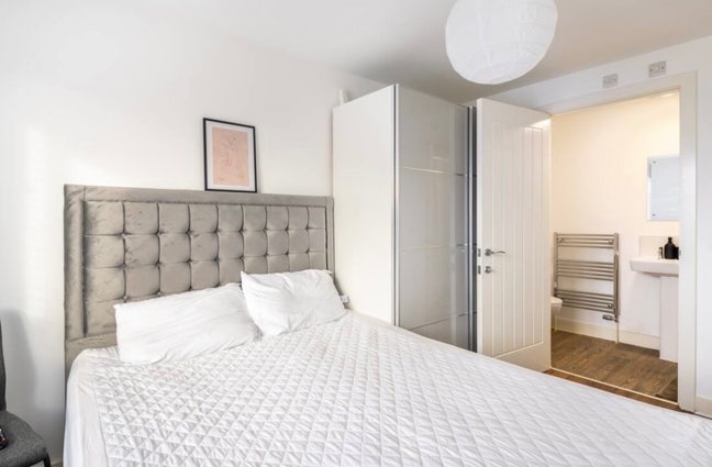 Beautiful Double Room En-suite Bills Included  Main Photo