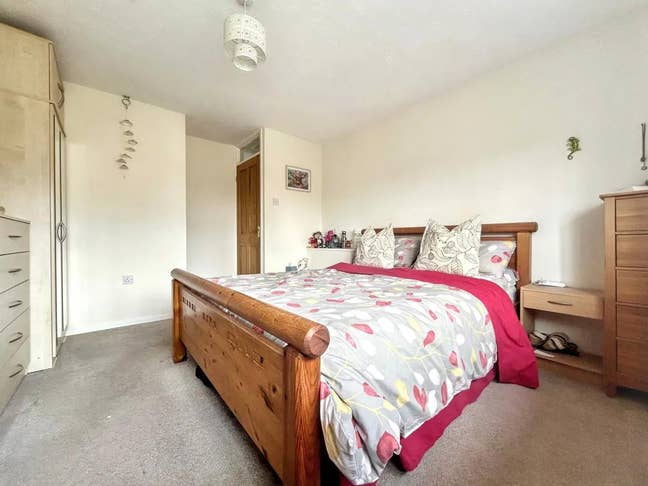 Large double room for rent Main Photo