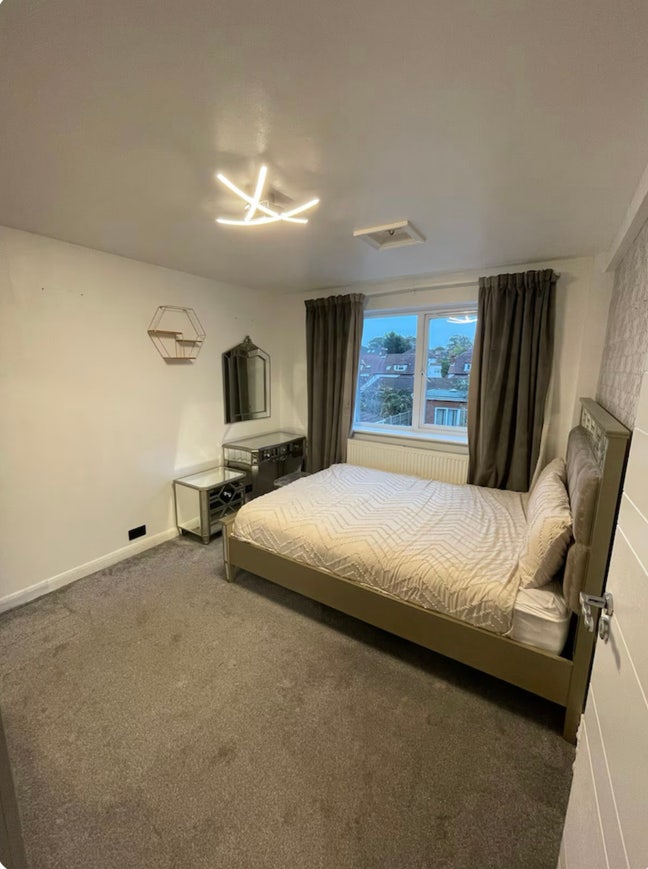Beautiful Large Room in Burnt Oak Main Photo