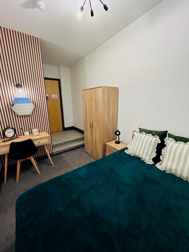 Ensuite bedroom - Town Centre location Main Photo