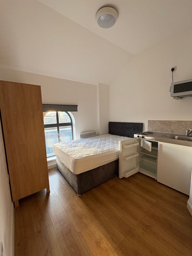 December Rent Free, Studio Kidderminster Town Ctr Main Photo