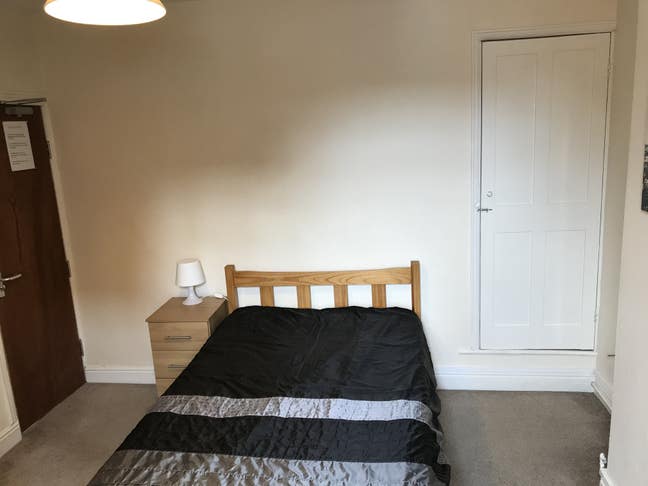 Quiet household, Double Room available Main Photo
