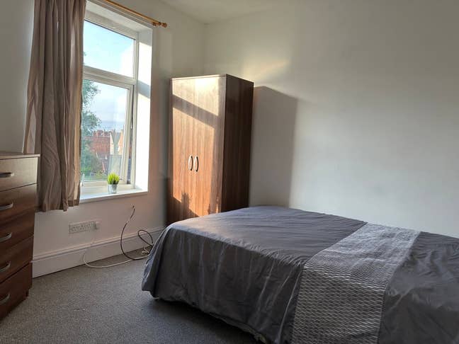 1 room in a 3 bed house Main Photo