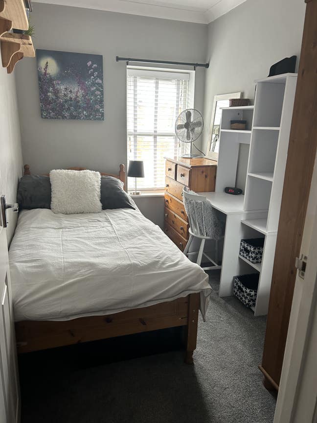 Single room in family home  Main Photo