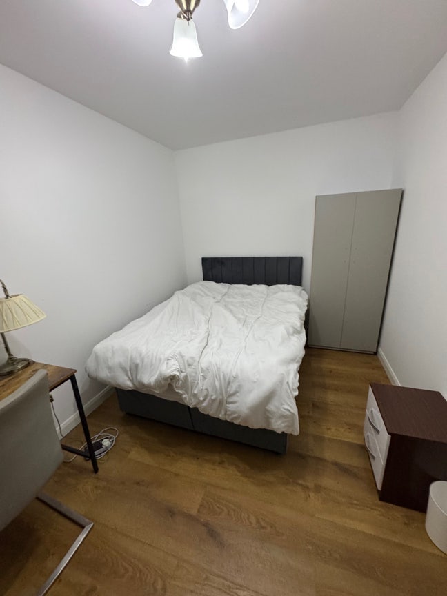 Spacious double bedroom  Main Photo