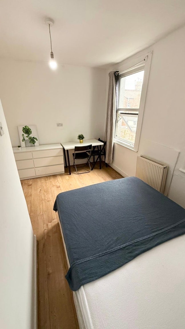 Massive Double for Single  7’Bus to Wembley Park Main Photo