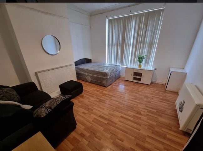 2 bedroom house with backyard fully furnished  Main Photo