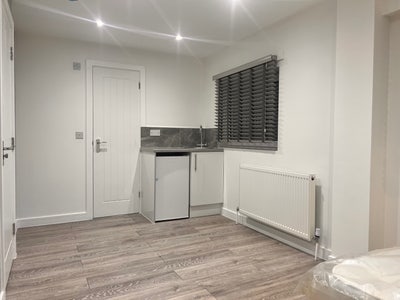 En-suite room and Kitchenette very close to Tesco Main Photo