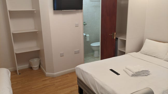 Double and Largge  Ensuit With Bills  £850 & £950 Main Photo