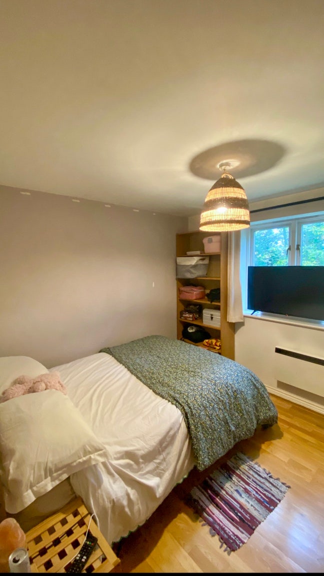 Cozy Small Double Room in East London  Main Photo