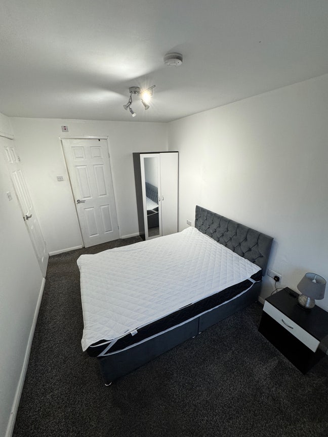 Double size Bed En-SUITE Room in quiet house  Main Photo