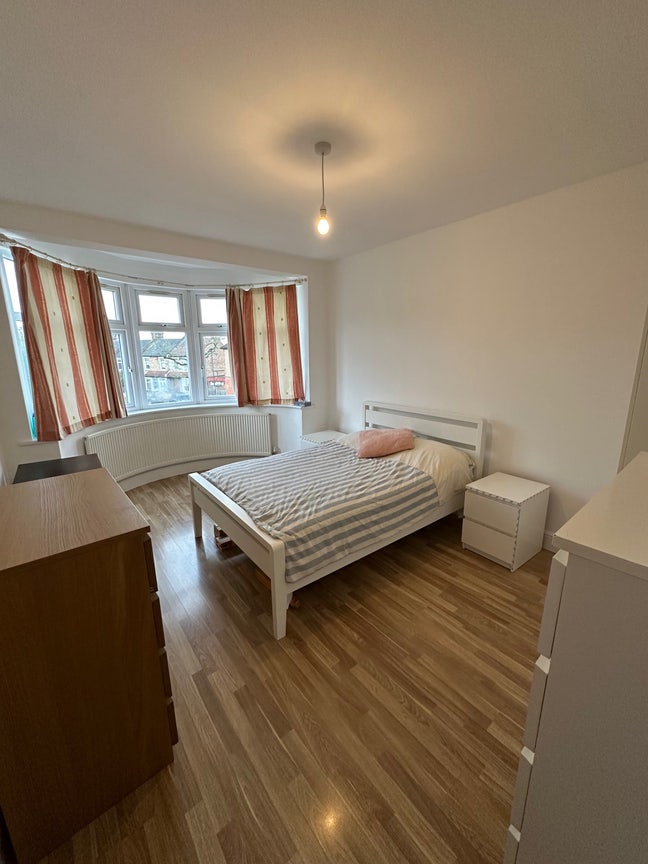 Spacious Double Room - All bills Included  Main Photo