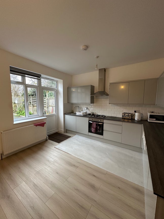 Spacious Double Room - All bills Included  Main Photo