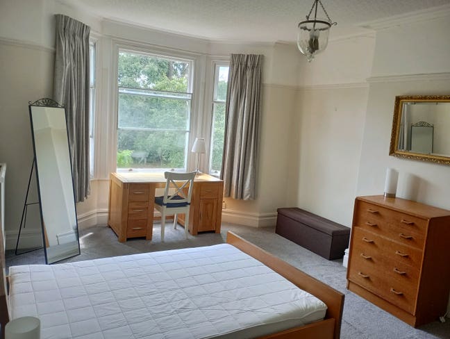 V large double room in Victorian house Main Photo