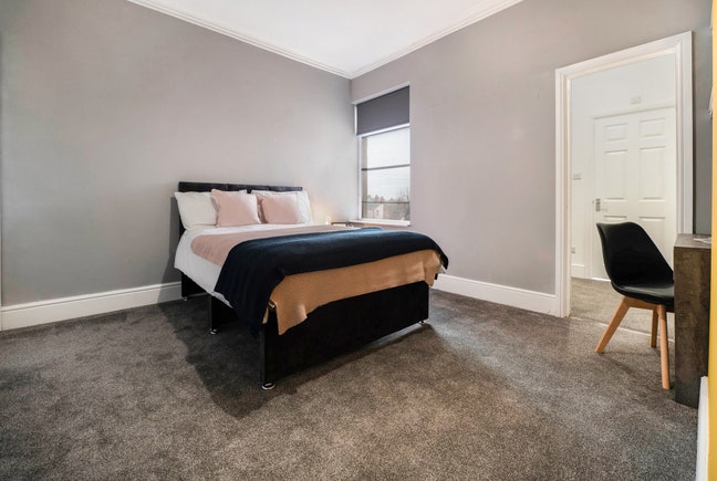 Modern Houseshare - Largest room! Main Photo