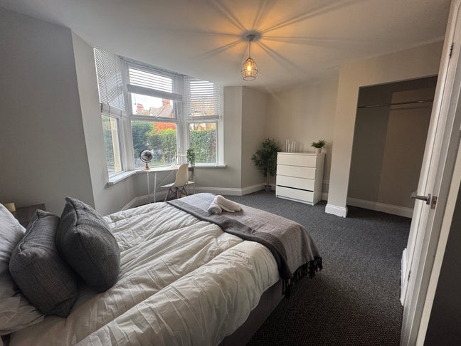 Spacious Double Room and En-Suite Near City Centre Main Photo