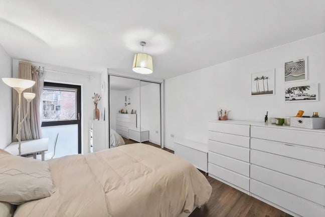 Large and lovely ensuite bedroom  Main Photo