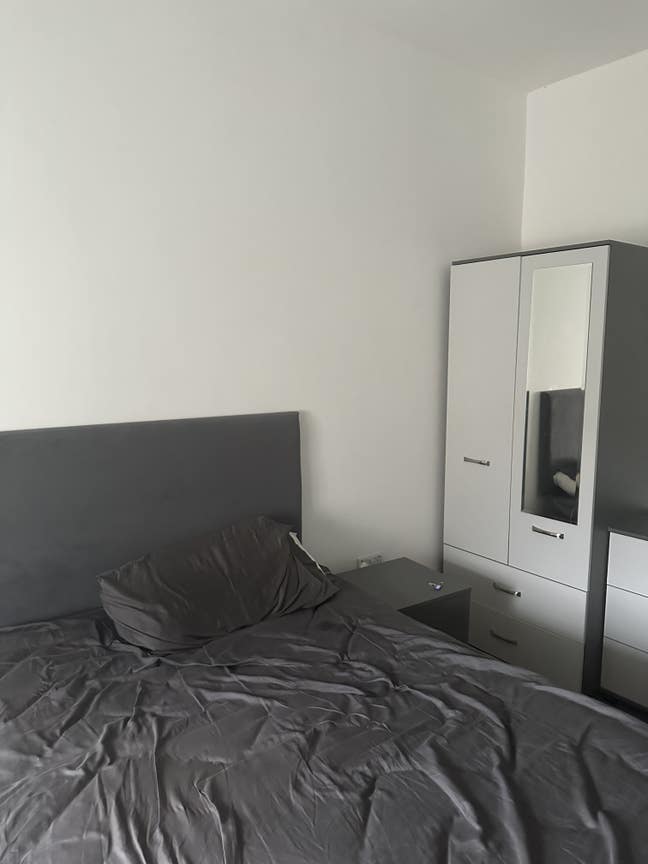 Looking to rent room for short term stays Main Photo