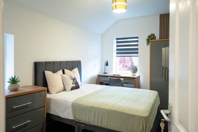 🏡 Modern HMO Rooms to Rent – Rockingham Road, Don Main Photo