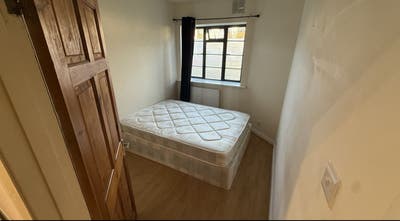 Spacious 2 Bed Flat with Communal Gardens Main Photo