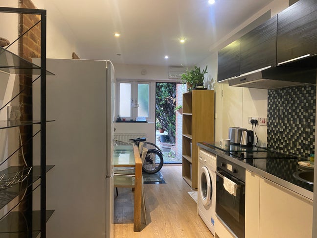 1 small double flat (no need to share) Main Photo