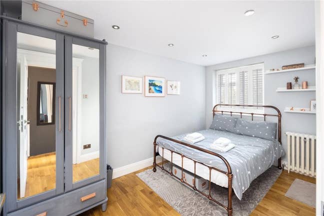 Modern flat - great area and transport links Main Photo