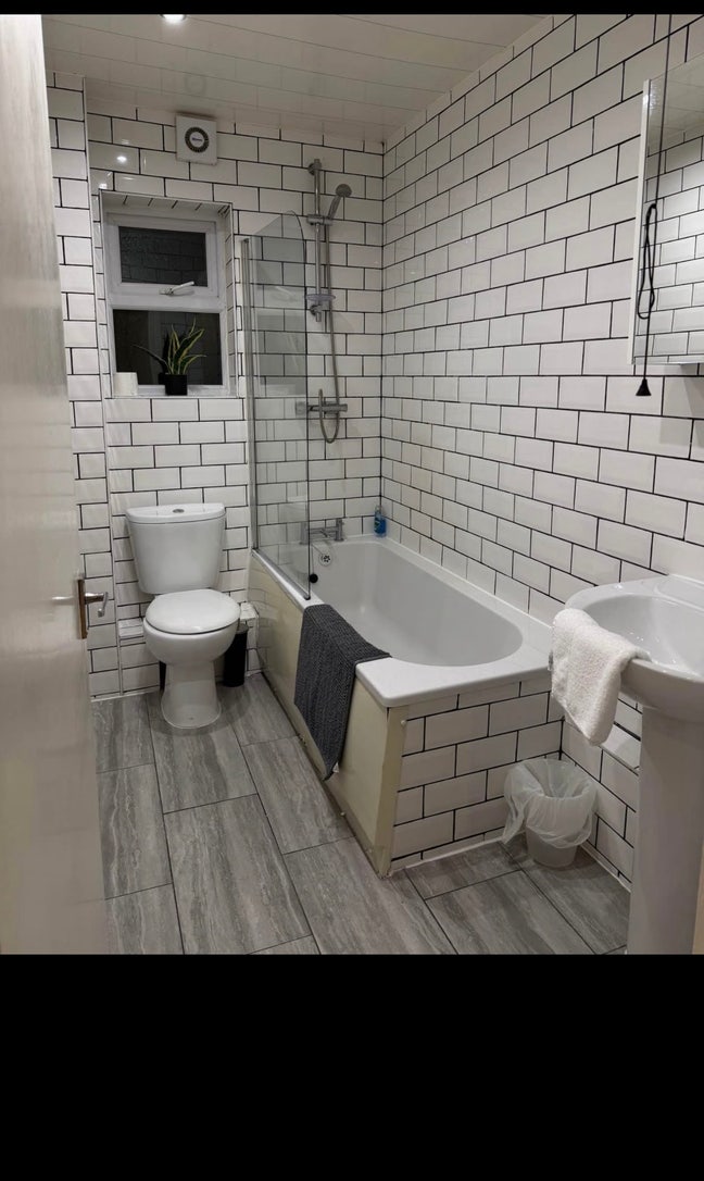 Female only 3 bedroom house  Main Photo