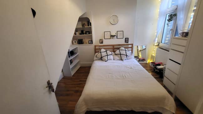 Double bed in girly  house with garden Main Photo