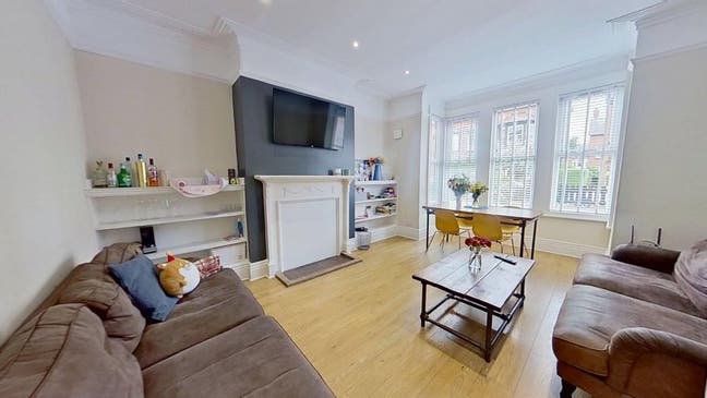 ✨ Room Available in All Girls House – Headingley✨  Main Photo