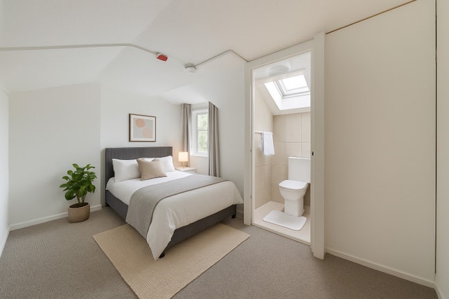 Spacious ensuite bedroom in Hampton , Bills incl Main Photo