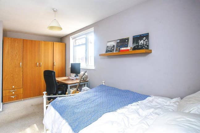 Huge master bedroom in 2 bed flat in bethnal green Main Photo