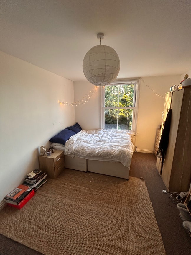 1 Double Bedroom in shared house Main Photo