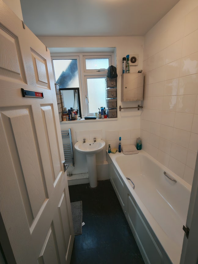 Double room available in 2 bed flat  Main Photo