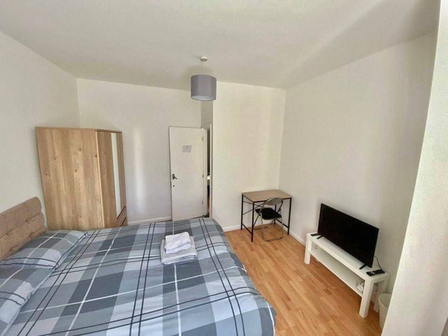 2 Bedroom flat Stockwell (Entire flat) Main Photo
