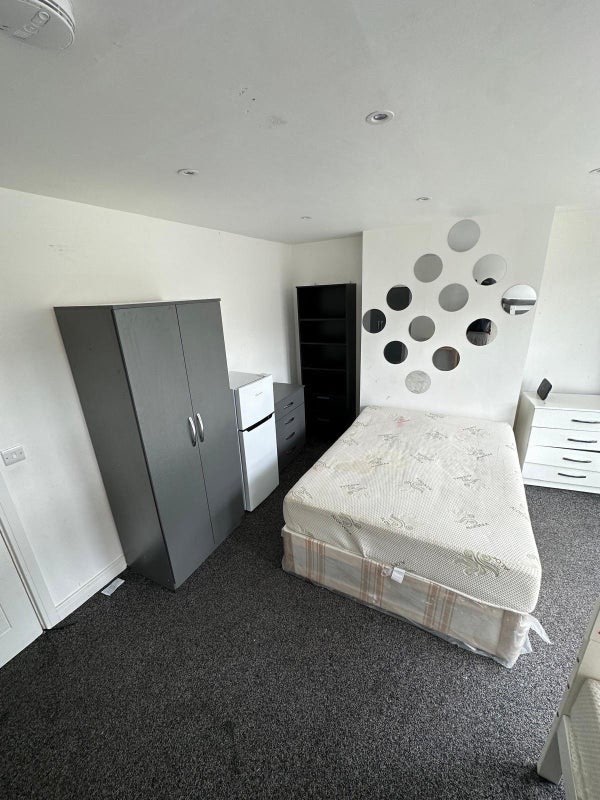 🛏️ Master double room to let in- CROYDON Main Photo