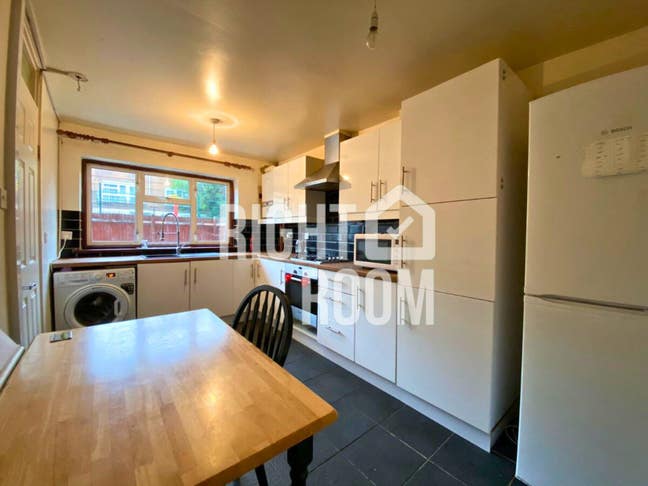 Bright DBL Room in Prime N16, Ready Now!  Main Photo