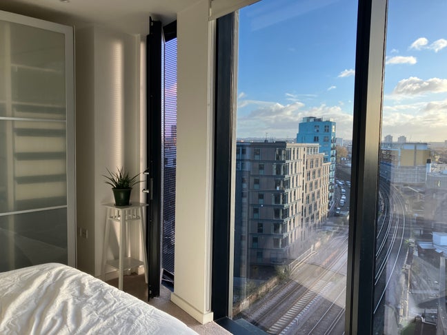 Sunny large double in Elephant and Castle (Strata) Main Photo