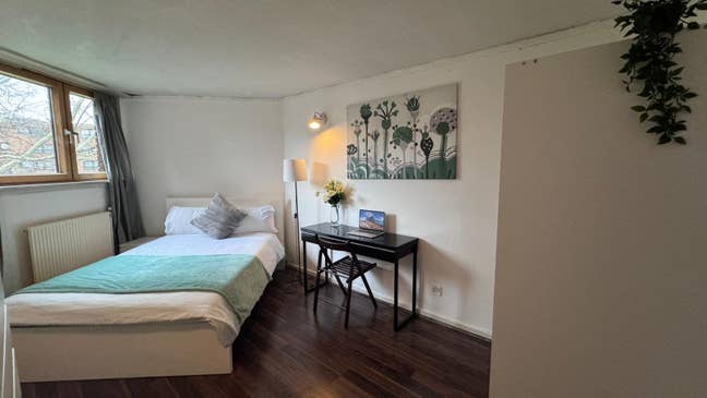 2  spacious rooms to rent in Chelsea Main Photo