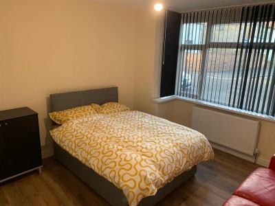 Female Only New Rooms for rent next to Hounslow Main Photo