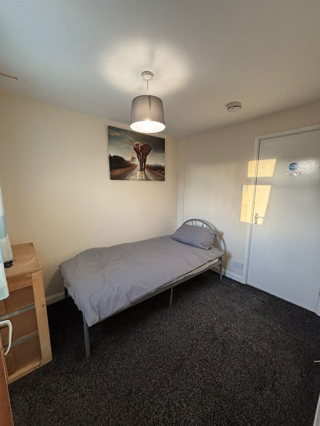 Single occupancy fully furnished room  Main Photo