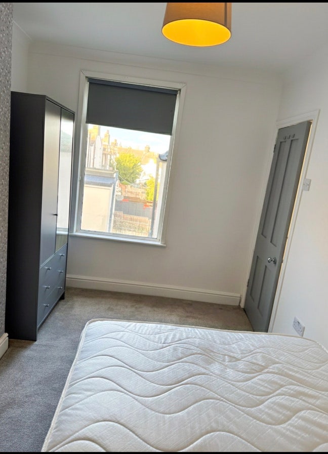 Female Only- Modern Double Room- Bills Included Main Photo