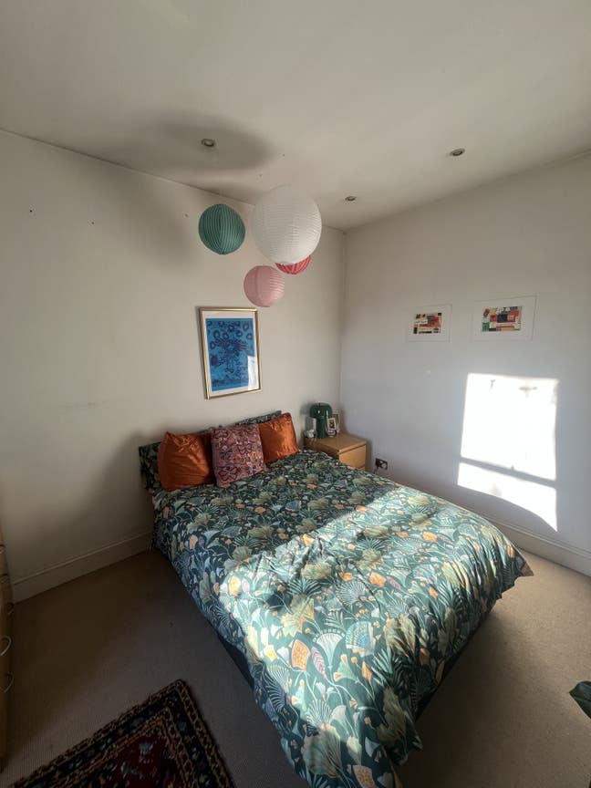 Large double bedroom available in 3 story house  Main Photo