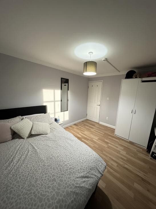 Large Bright & Spacious Double Room Main Photo