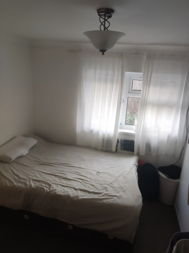 Double room in a quiet close. Easy parking  Main Photo
