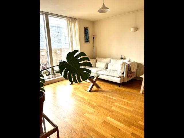 Small double room available in 2 bedroom flat Main Photo
