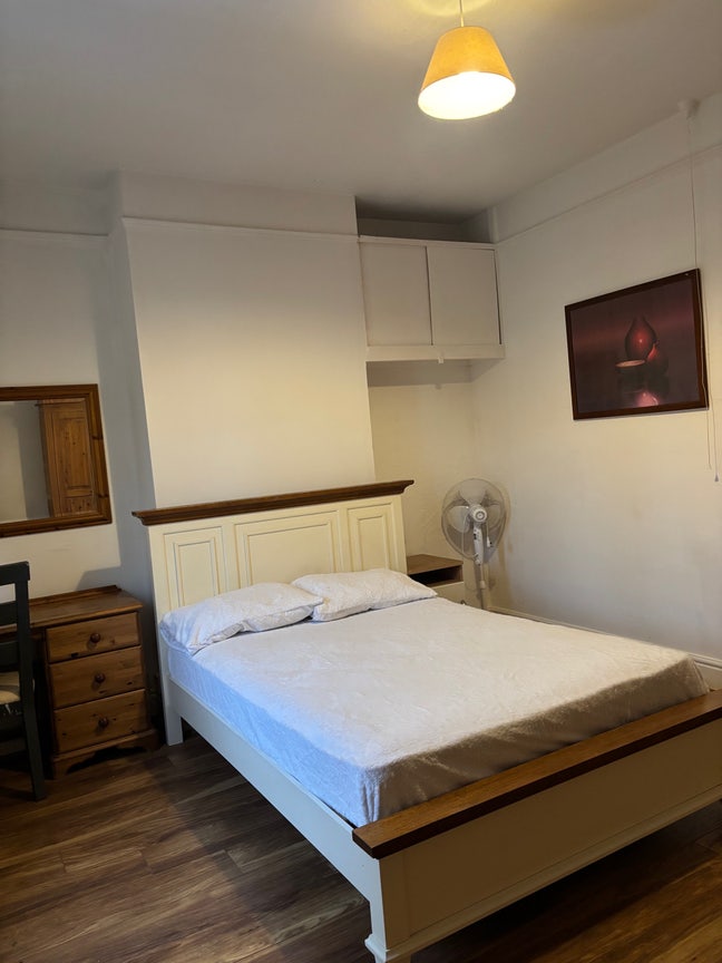 Very Large Double Room – One Week Rent Free £125  Main Photo