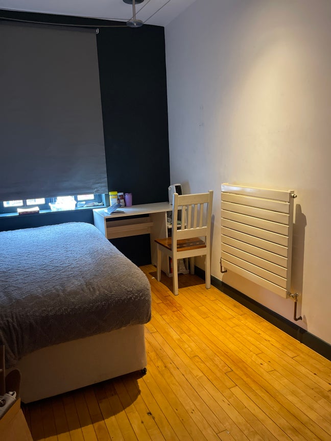 This room is few minutes work to town center  Main Photo