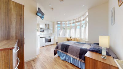 A Bright Studio in Willesden Green-Take a Look! Main Photo